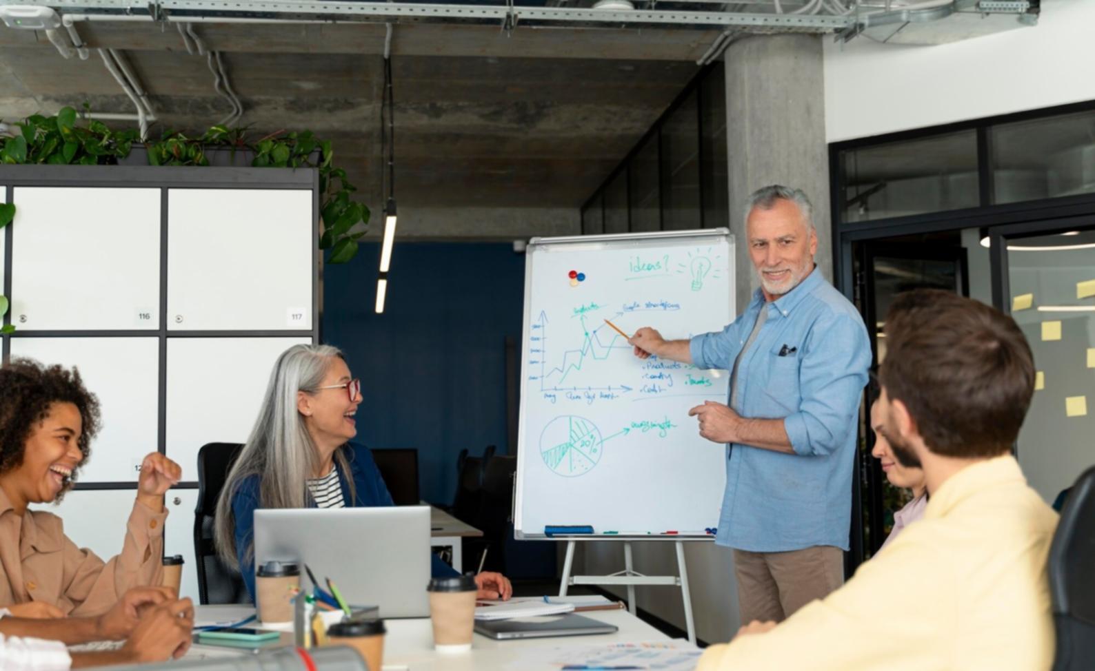 Équipe de consultants travaillant sur des analyses financières